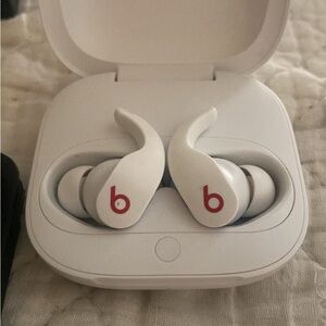 Beats White Wireless Earbuds